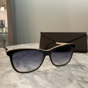 GUCCI authentic sunglasses + case